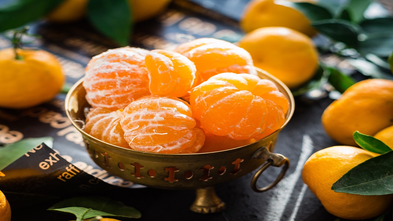 ส้มโอ เป็นผลไม้ที่มีรสเปรี้ยวที่มีสรรพคุณเสมือนยา และยังช่วยป้องกันโรคต่างๆ ได้อีกด้วยเช่น โรคเลือดออกตามไรฟัน ลดอาการท้องอืด แน่นท้อง